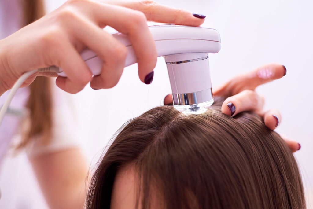 Diagnostic complex for microscopic examination of hair and skin of the scalp.